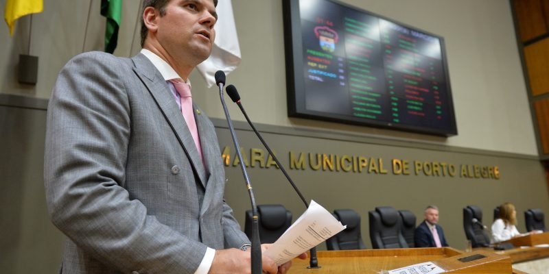 Prevenção do câncer de mama. Na foto, vereador Márcio BIns Ely.