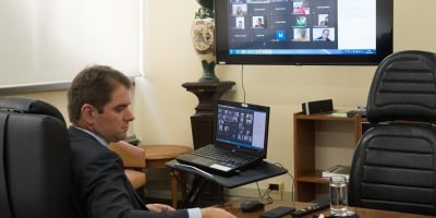 Presidente da Câmara Márcio Bins Ely preside sessão extraordinária remota.