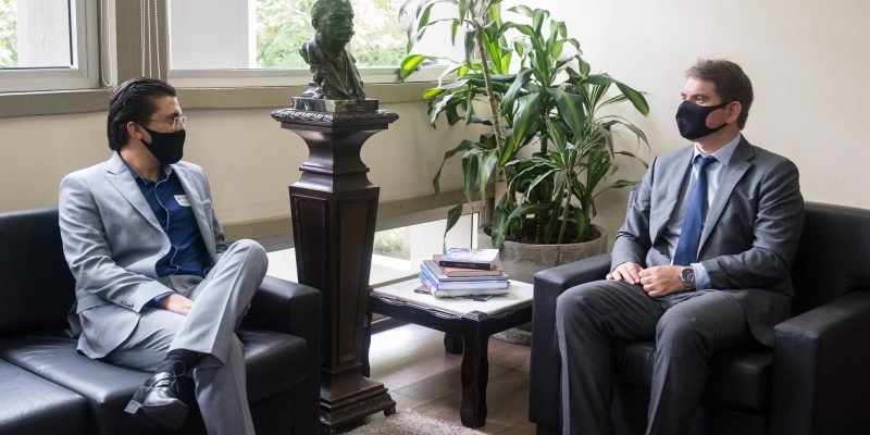 Presidente Márcio Bins Ely recebe o presidente da Câmara de Vereadores de Bagé, Augusto Lara.