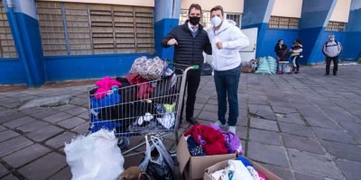 Presidente Márcio Bins Ely entrega doações da campanha do agasalho do Legislativo no posto de coleta do Ginásio Tesourinha.