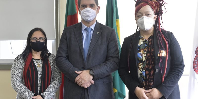 Presidente Márcio Bins Ely recebe as vereadoras Claúdia Araújo e Daiana Santos, presidente e vice-presidente da Procuradoria Especial da Mulher, para tratar sobre ações para o segundo semestre do ano.