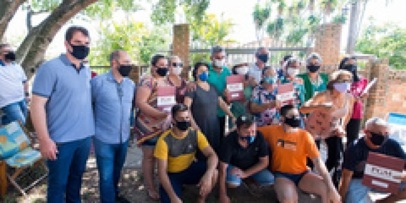 Presidente Márcio Bins Ely participa do ato de entrega de matrículas a moradores do Loteamento Albion 35.