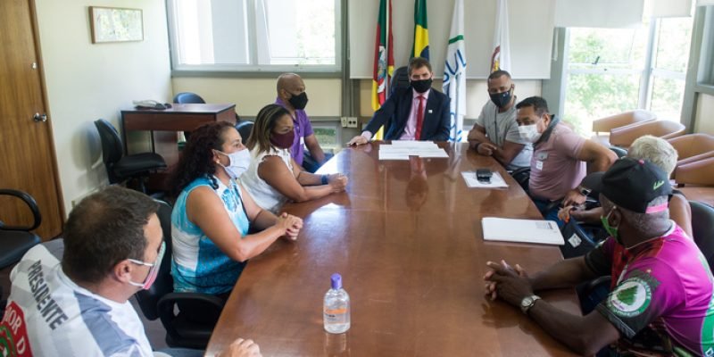 Presidência Presidente Márcio Bins Ely recebe membros da UECGAPA - União das Entidades Carnavalescas do Grupo de Acesso de Porto Alegre.