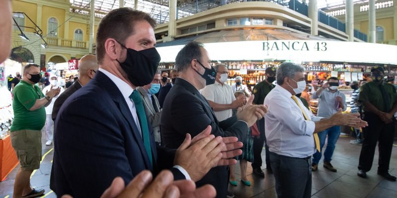 Presidente Márcio Bins Ely visita Mercado Público e Estação Mercado em aniversário de Porto Alegre, com prefeito Sebastião Melo, vice-prefeito Ricardo Gomes e secretário Cezar Schirmer.