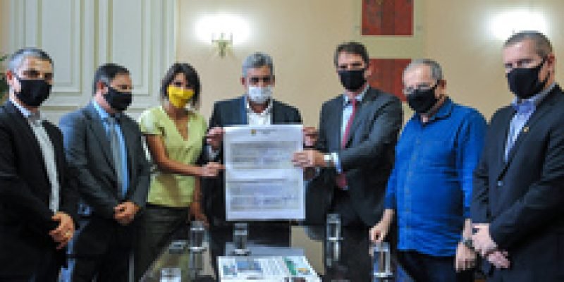 Presidente Márcio Bins Ely entrega ao Prefeito Sebastião Mello cheque de 7 milhões para o enfrentamento do coronavirus em Porto Alegre.