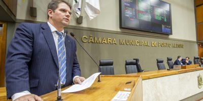 Movimentação de plenário. Na tribuna, o vereador Márcio Bins Ely.