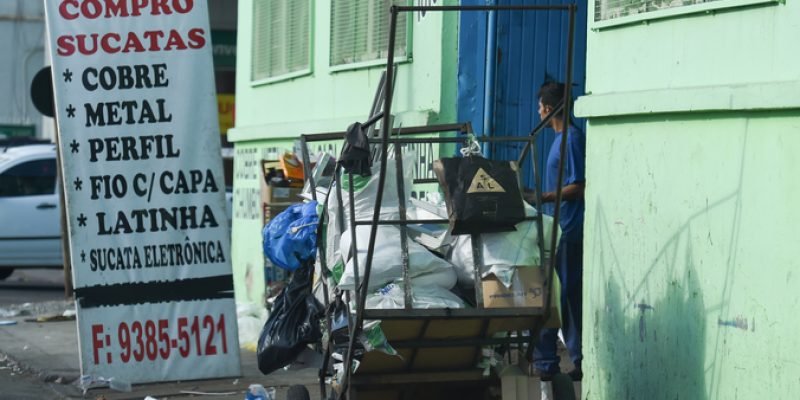 Projetos Carrinheiros pelas ruas de Porto Alegre. Em destaque Av. Voluntários da Pátria. Trânsito da cidade. Reciclagem de lixo