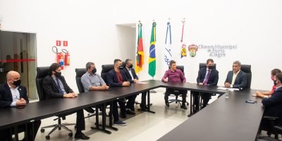 Presidente Márcio Bins Ely e vereadores recebem o prefeito Sebastião Melo, que protocolou PL pedindo autorização para aquisição de compras de vacinas contra a Covid-19.