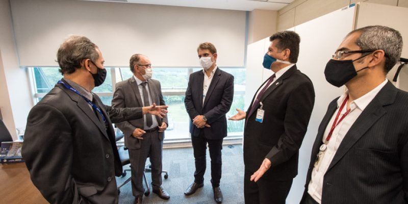 Presidência Presidente Márcio Bins Ely visita a CEITEC para acompanhar a chegada de interventor que chega com a missão de transformar a empresa pública em OS - Organização Social. Presentes o liquidante Abilio de Andrade, Silvio Luis dos Reis Santos Junior, Pres. Associação de funcionarios, Sr. Eduardo Marenco, advogado da associação e outros dirigentes da CEITEC.