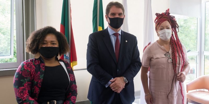 Presidente da Câmara Márcio Bins Ely recebe as vereadoras Bruna Rodrigues e Daiana Santos.