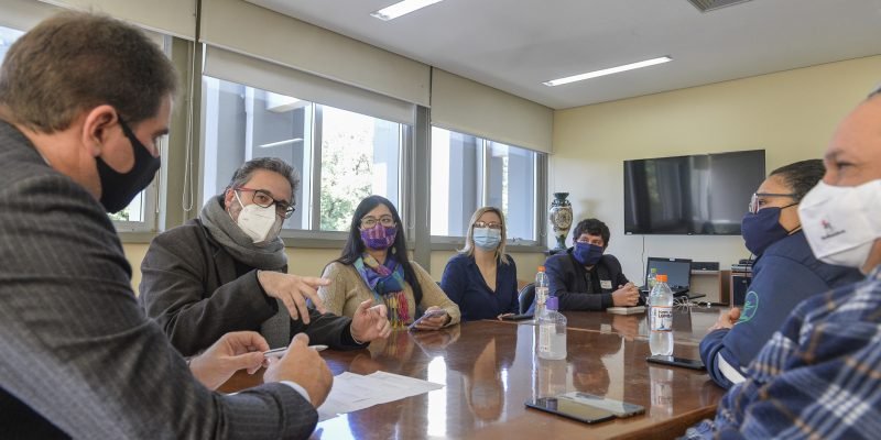 Presidente Márcio Bins Ely recebe a visita de grupo de trabalhadores do IMESF e vereador Roberto Robaina para solicitar apoio por parte da Câmara Municipal.